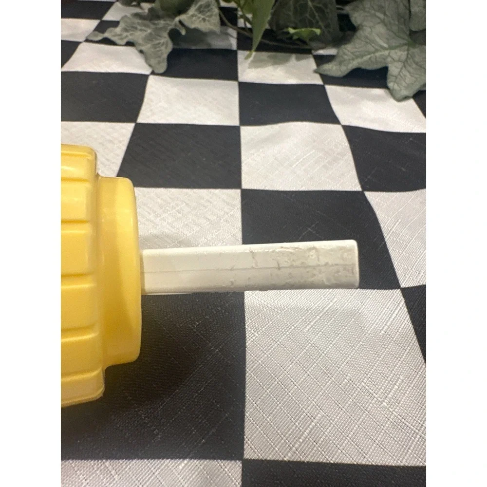 Rubbermaid Bottle Dispenser with Yellow Screw Top 1 Pint VTG plastic